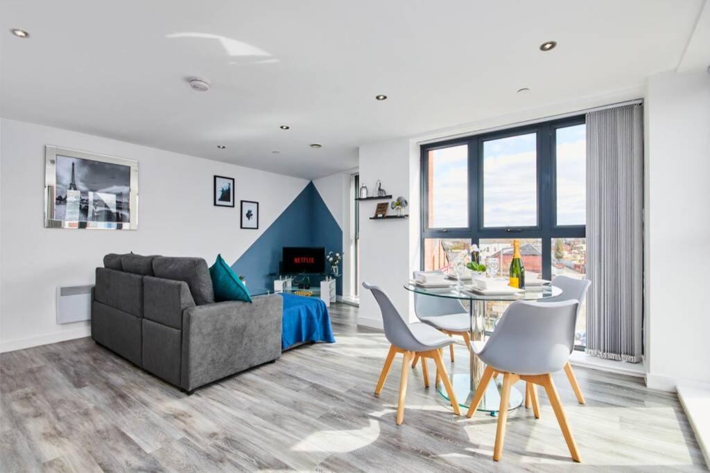 Stylish 2 Bed Apartment With Free Parking, Close To City Centre By Hass Haus Manchester Buitenkant foto